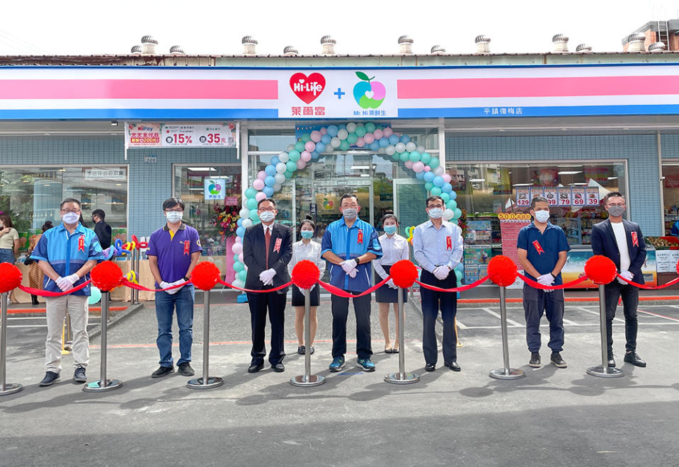 圖片說明：萊爾富於平鎮復梅店打造超市型複合店「萊鮮生Mr.Hi」，由萊爾富董事長與嘉賓一同剪綵慶開幕。(圖/萊爾富提供)