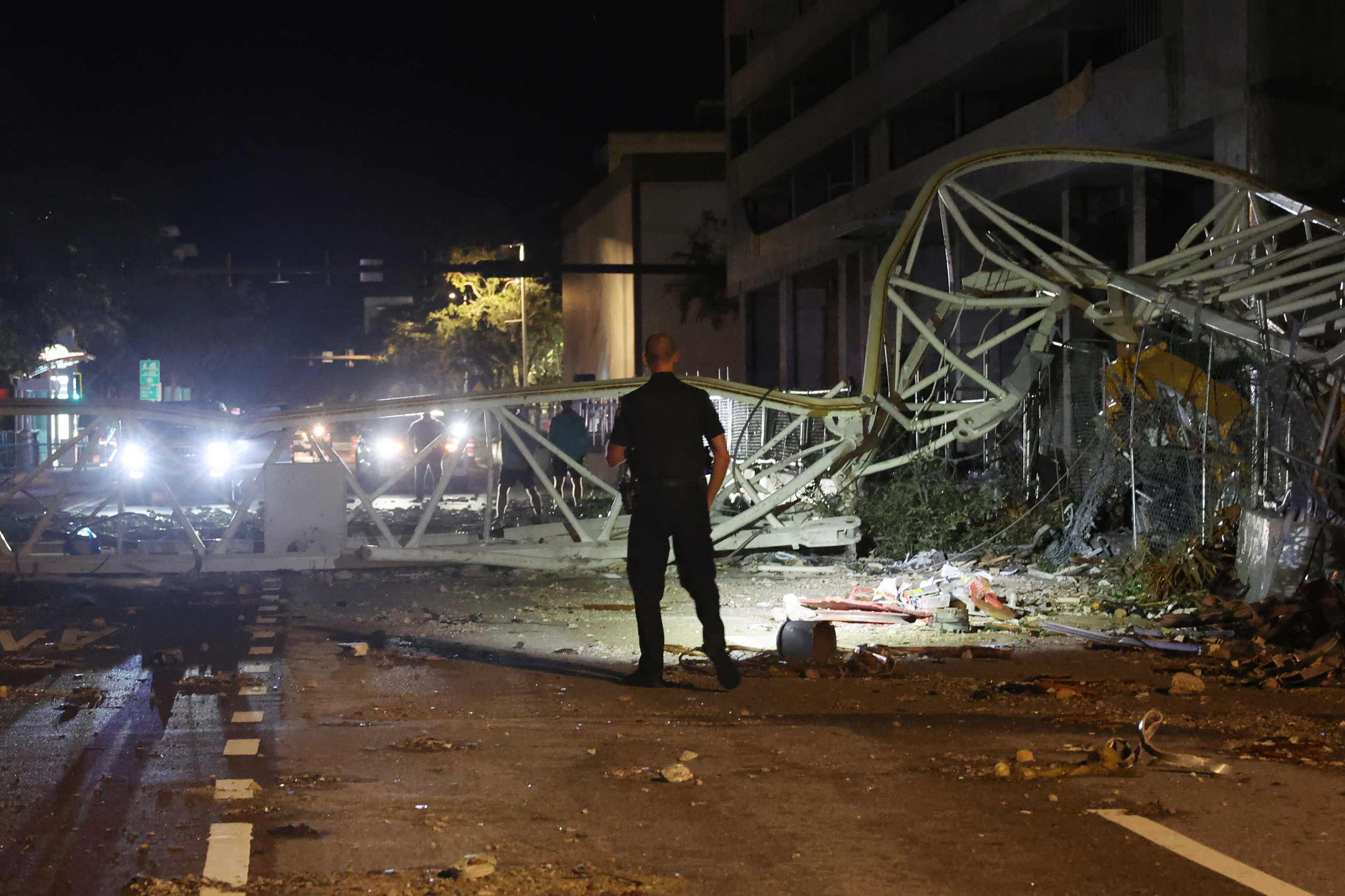 A crane crashed in St. Petersburg, Florida. (Spencer Platt/Getty Images)