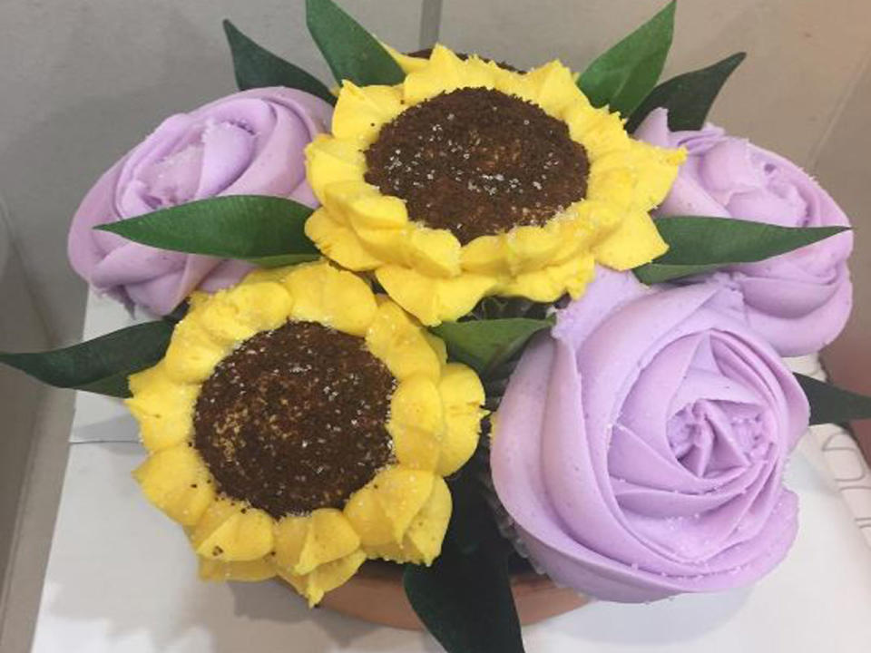 Und welche Blumen dürfen es sein? Klassische Rosen, opulente Hortensien oder doch eher sommerliche Sonnenblumen? (Bild-Copyright: thebakedbouquet/Instagram)