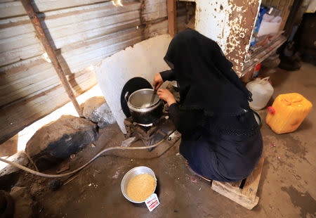Seham Ahmed Ali Ghaleb, 16, cooks rice in north Hodeidah, Yemen March 25, 2019. REUTERS/Abduljabbar Zeyad
