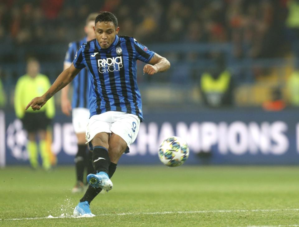 El delantero colombiano Luis Muriel del Atalanta patea el balón durante el partido contra Shakhtar Donetsk por la Liga de Campeones en Kharkiv, Ucrania, el miércoles 11 de diciembre de 2019. (AP Foto/Efrem Lukatsky)