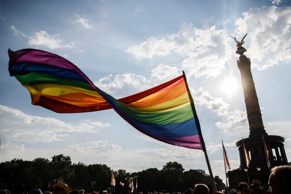 Die LGBT-Gemeinde feiert auf der ganzen Welt jedes Jahr mit Paraden und Umzügen den Christopher Street Day. Obwohl der CSD wie ein irrer Karnevalsumzug aussieht, hat er einen wichtigen Hintergrund. Wir verraten Ihnen, was der CSD bedeutet.