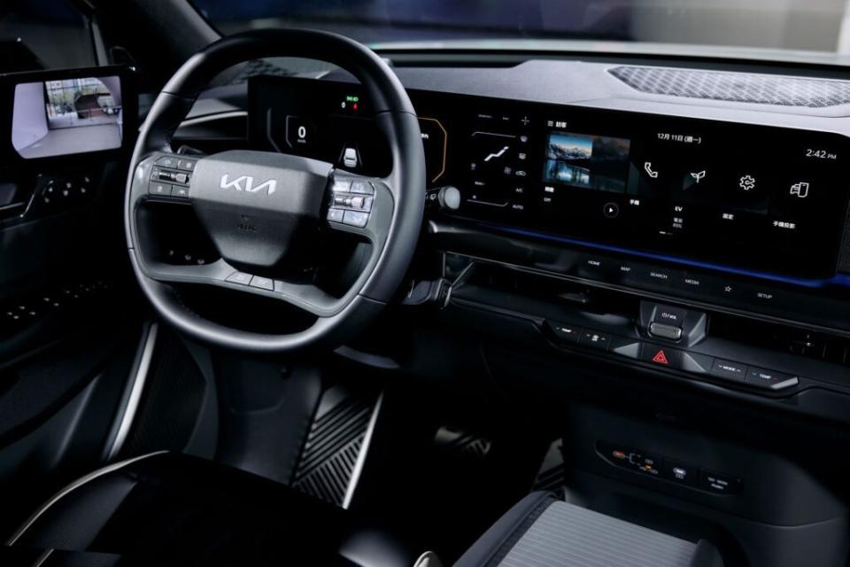 Kia EV9以「Bold大膽」設計思維出發，並落實Kia品牌的永續設計策略，座艙採用多達10種永續材質。(圖片提供：Kia)