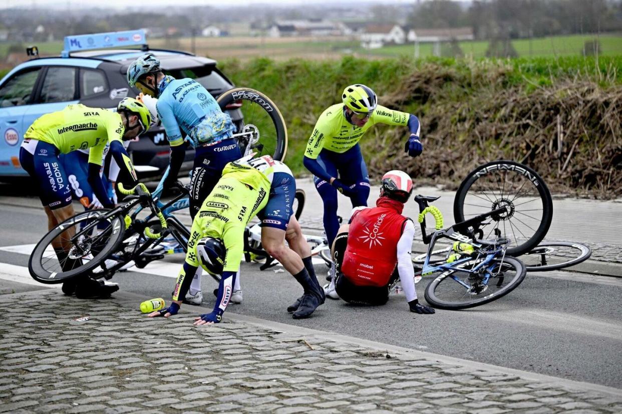 Des coureurs cyclistes chutent lors d'une course à Kuurne, en Belgique, le 25 février 2024.  - Credit:Shutterstock/SIPA