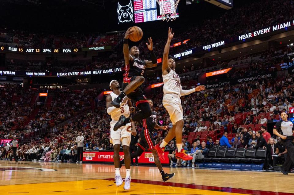 El jugador del Heat Terry Rozier entra al aro ante la marca de Isaac Okoro (35) y Caris LeVert (3), de los Cavaliers de Cleveland, en el partido celebrado el 24 de marzo de 2024 en Miami.