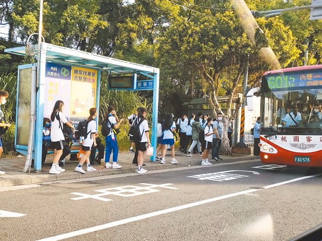 面對駕駛荒，桃園市交通局建議中央開放雙層巴士上國道以及外籍駕駛等方案解決。（賴佑維攝）