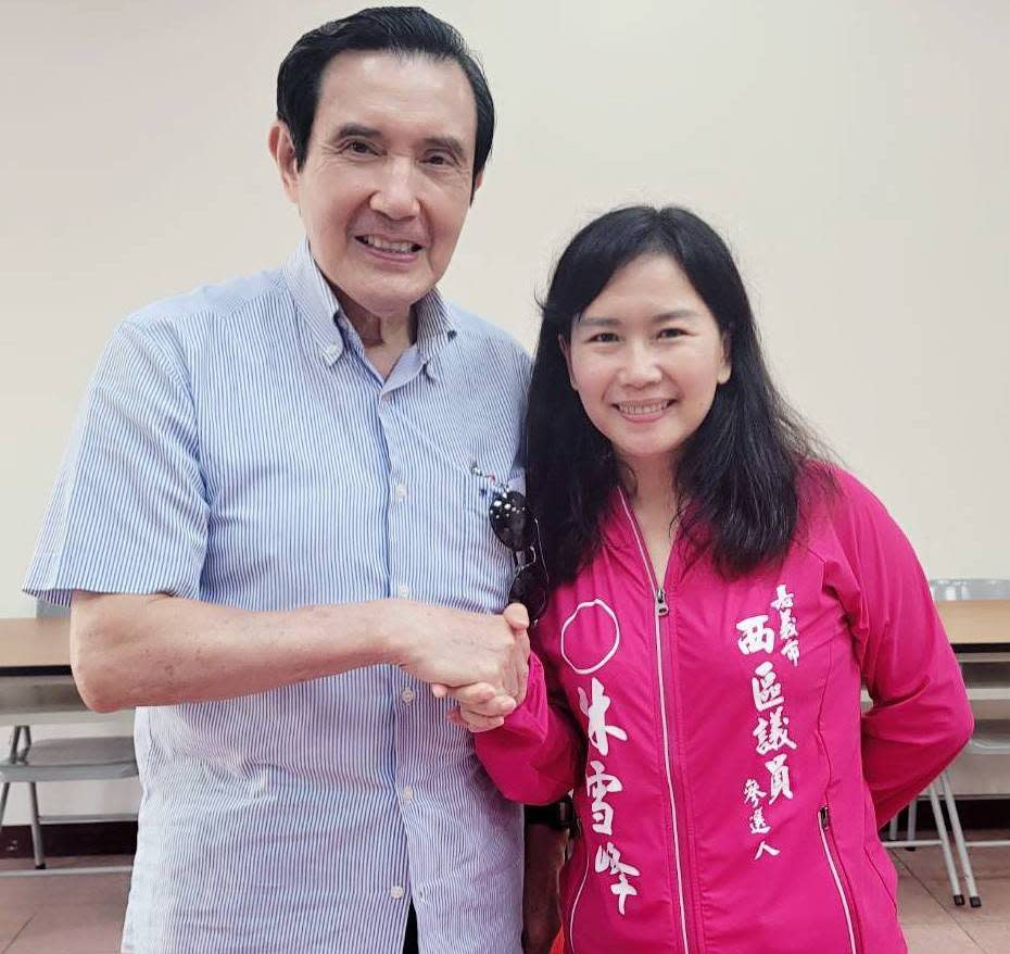 圖片說明 : 馬英九與粉絲嘉義市西區議員參選人林雪峰相見歡。(林雪峰提供)