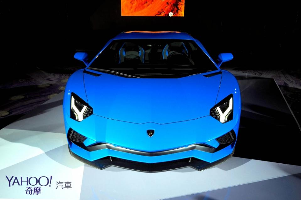 四輪轉向過彎上膛！Lamborghini Aventador S在台登場！