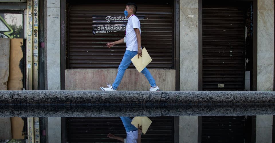 Joven caminando en calles de CDMX en pandemia