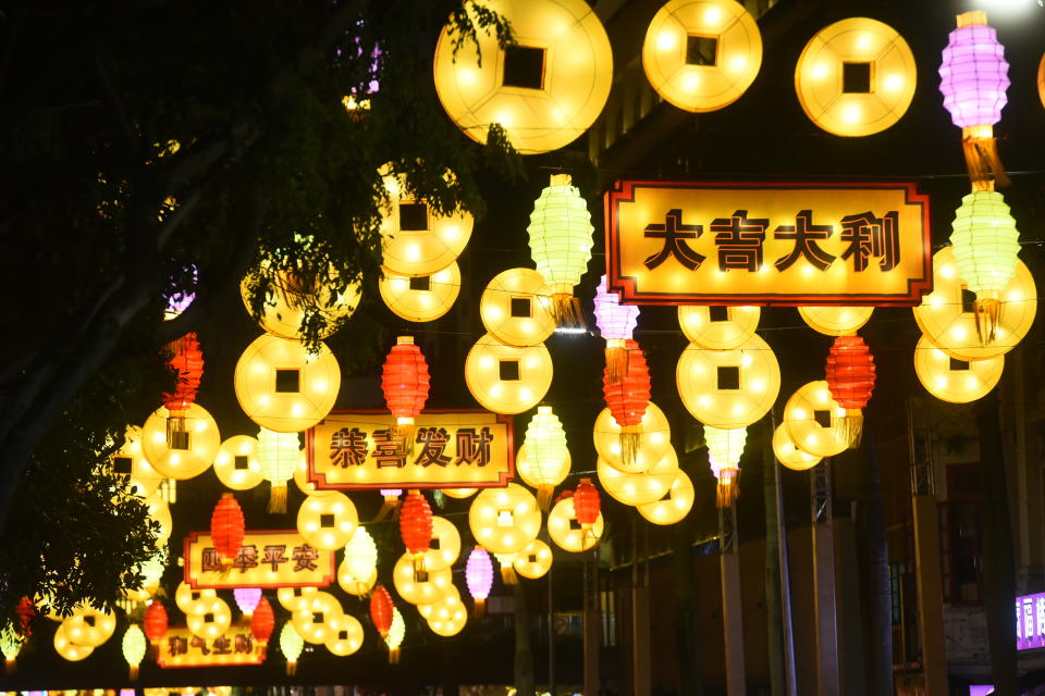 Golden coins and lanterns hanging along Eu Tong Sen Street and New Bridge Road. (PHOTOS: Kreta Ayer – Kim Seng Citizens’ Consultative Committee)