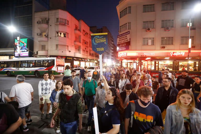 En la Noche de los Teatros 2022 hubo también "tours" teatrales para conocer las historias de salas legendarias