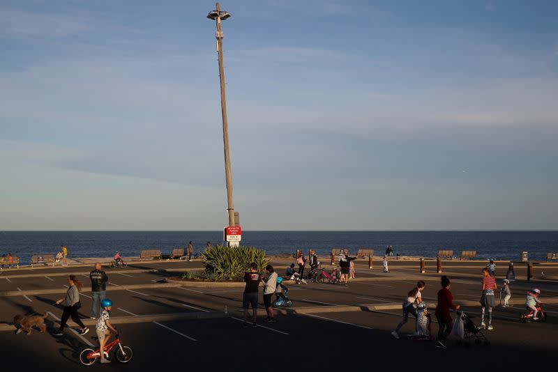 Families enjoy a clear evening on the coast in Sydney