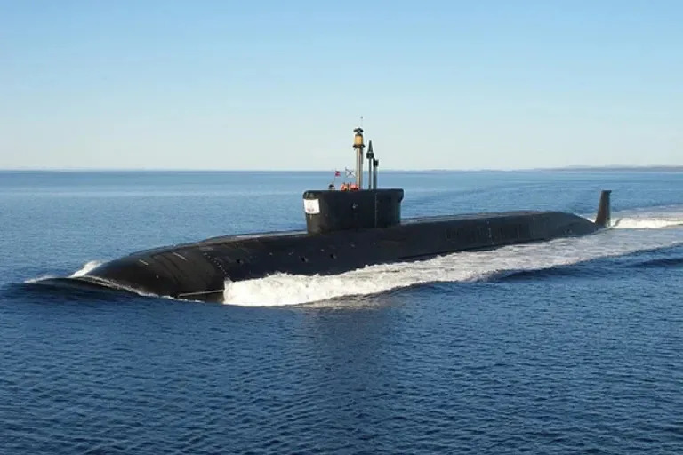 El submarino de misiles bal&#xed;sticos ruso &#39;Tula&#39;, durante unos ejercicios militares el 26 de octubre de 2022