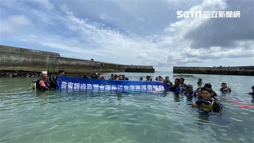 台東縣綠島潛水運動協會淨灘淨海活動今（2）日在中寮船澳舉行。（圖／攝影師張樵提供）