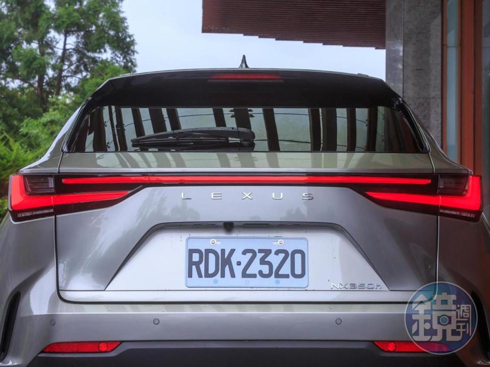 首次採用「L E X U S」字樣取代車尾logo的車身識別，全新設計的貫穿式尾燈組更讓辨識度提高了不少。