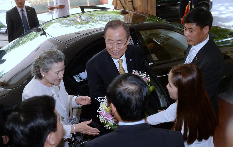 UN Secretary General Ban Ki-moon (C) and his wife (L) are welcomed at the Diplomatic Academy of Vietnam, in Hanoi, on May 23, 2015