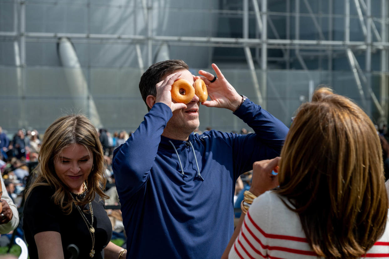 TODAY anchors watch the eclipse (Nathan Congleton / TODAY)