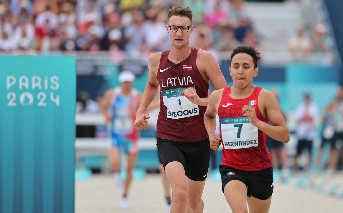 Juegos Olímpicos de París 2024 - Pentatlón moderno - Carrera láser SF A masculina - Palacio de Versalles, Versalles, Francia - 9 de agosto de 2024. Pavels Svecovs de Letonia y Emiliano Hernández de México en acción. REUTERS/Zohra Bensemra