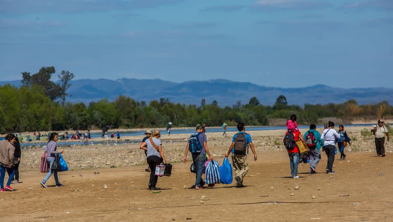 Las ventas en las ciudades de frontera, como Orán en Salta, se dinamizan por la devaluación del peso. El paso de Aguas Blancas tiene mucha gente de Bolivia.