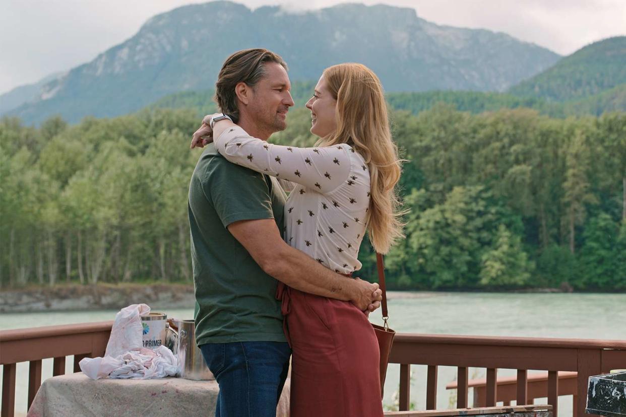 Virgin River. (L to R) Martin Henderson as Jack Sheridan, Alexandra Breckenridge as Mel Monroe in episode 404 of Virgin River. Cr. Courtesy Of Netflix © 2022