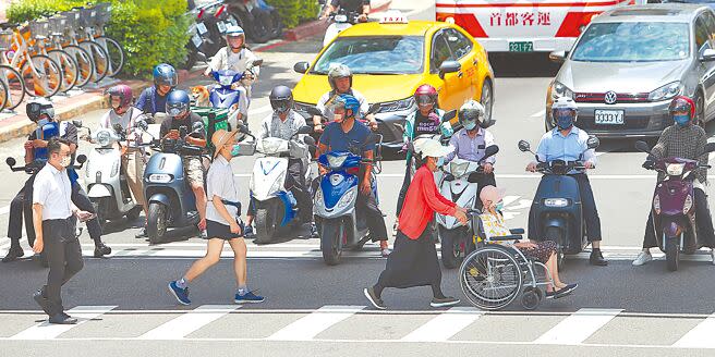 由民團發起的「還路於民遊行」20日將號召萬人上街頭，對政府漠視行人路權發出怒吼，各大政黨皆表態參加。圖為行人穿越馬路。（本報資料照片）