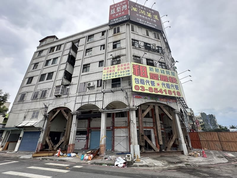 花蓮市北濱街2號民宅，因0423強震受損嚴重，評估為紅單有倒塌危險，預計28日進行拆除。（中央社）