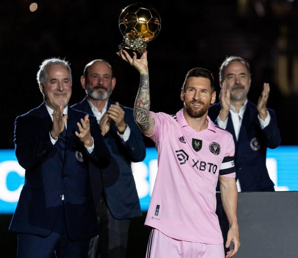 El Inter Miami homenajeó a Lionel Messi este viernes en Fort Lauderdale con una ceremonia de reconocimiento por su octavo Balón de Oro, justo antes de un amistoso ante el New York City, y el argentino prometió más alegrías para el conjunto rosanegro en el futuro. MATIAS J. OCNER/mocner@miamiherald.com