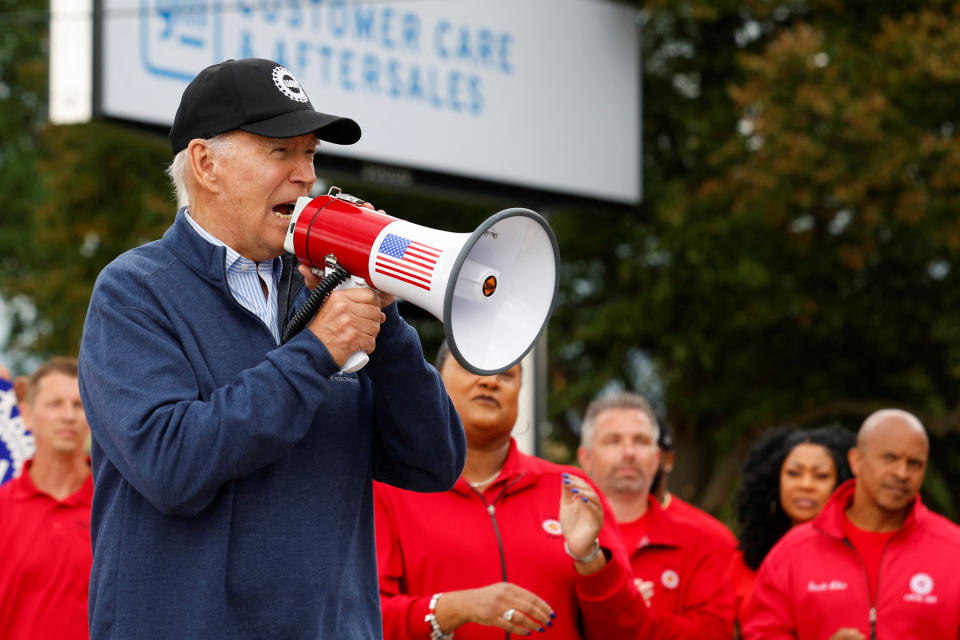 U.S. President Joe Biden joins striking members of the United Auto Workers (UAW) on the picket line outside the GM's Willow Run Distribution Center, in Belleville, Wayne County, Michigan, U.S., September 26, 2023. REUTERS/Evelyn Hockstein