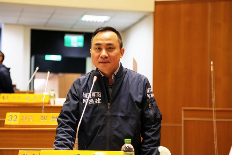 竹縣寶山鄉長邱振瑋新春首度回議會娘家，站在昔日的議事座位，發願要將寶山躍上國際舞臺，讓寶山發光發熱。(記者彭新茹攝)