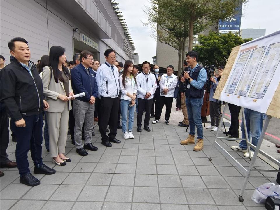 立法院交通委員會14日視察桃園鐵路地下化工程，立委萬美玲、魯明哲憂心，鐵路地下化還沒具體大進展，經費已經用罄，盼追加預算時不要增加市府負擔。另台鐵桃園站文資調查至今尚未進行，擔心延宕又拖好幾年。交通部長王國材允諾，會盡快處理。（賴佑維攝）