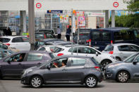 Cars queue to get gas at a petrol station in Saint-Sebastien-sur-Loire near Nantes, France, May 24, 2016. REUTERS/Stephane Mahe