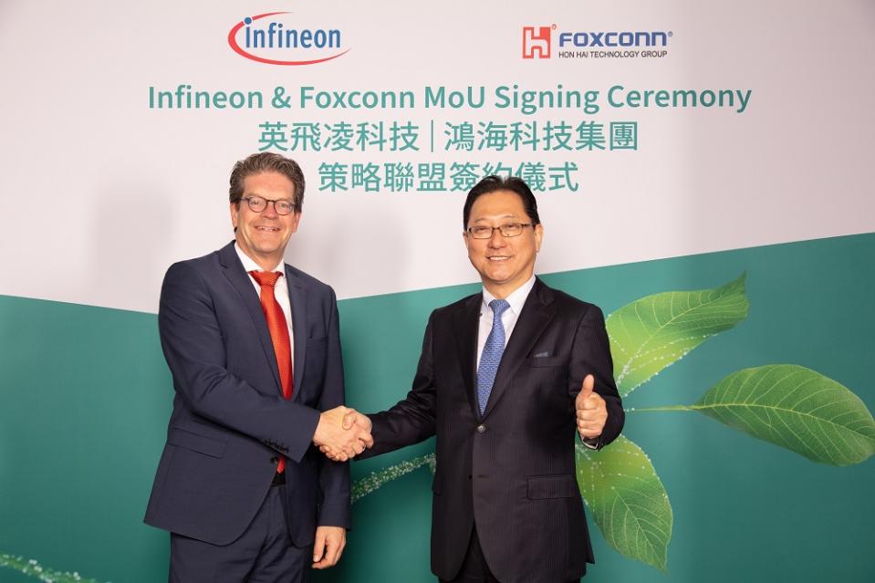 Peter Schiefer (President of the Infineon Automotive Division), Jun Seki (Foxconn's Chief Strategy Officer for EVs) (from left to right)