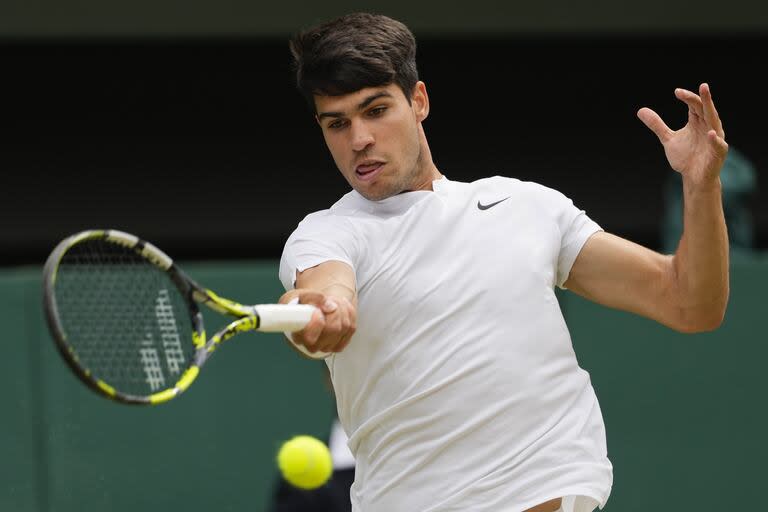 Carlos Alcaraz y su drive en la final de Wimbledon