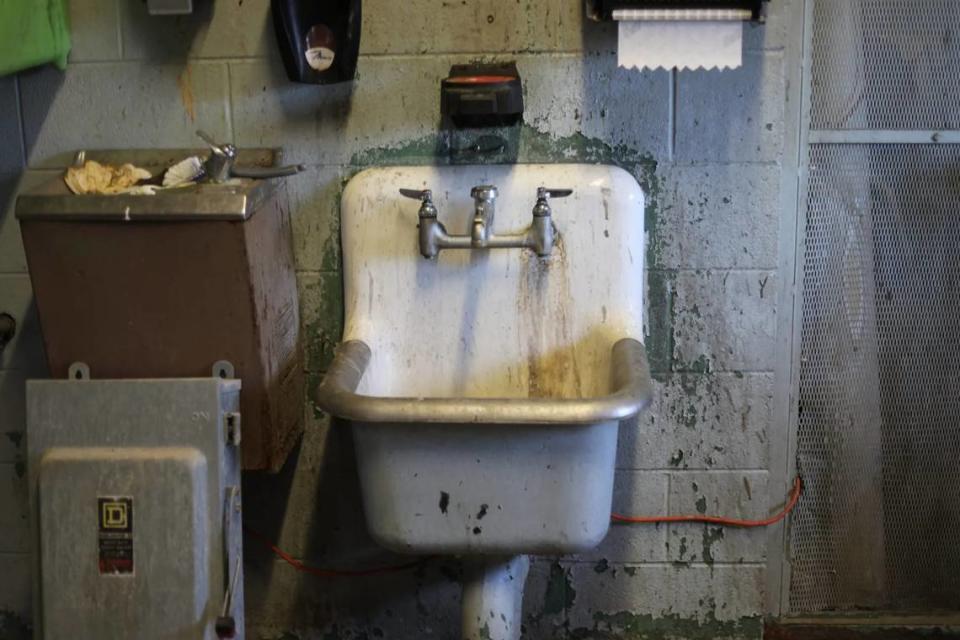 A grimy sink in one of NEMCC’s industrial lab. Molly Minta/Mississippi Today