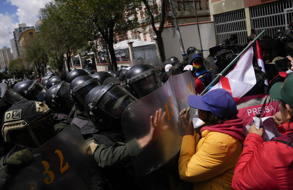 Los manifestantes chocan con la policía que intenta evitar que lleguen al Ministerio de Educación en La Paz, Bolivia, el lunes 20 de marzo de 2023. Los maestros exigen salarios más altos y protestan contra el nuevo plan de estudios en las escuelas públicas. (AP Foto/Juan Karita)