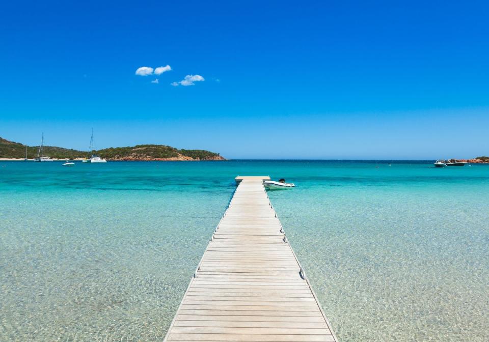 <p>Considérée par les locaux et par les touristes comme la plus belle plage de toute l’île de Beauté, la plage « Rondinara » est située dans une crique sur le flanc est du sud de la Corse. Abritée, elle est l’endroit idéal pour se reposer sans s’exposer à d’énormes bourrasques de vent. Un petit coin d’exotisme !</p><br>