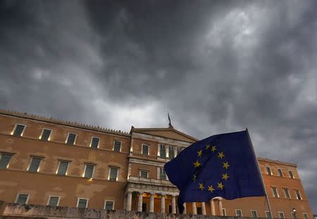 Pro-Euro protestors hold a European Union flag during a pro-Euro rally in front of the parliament building, in Athens, Greece, June 30, 2015. REUTERS/Yannis Behrakis