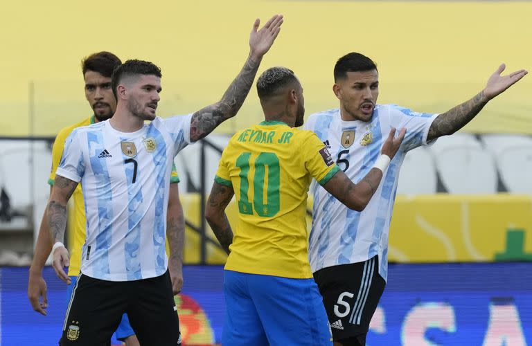 El brasileño Neymar, en el centro, el argentino Rodrigo De Paul, a la izquierda, y el argentino Nahuel Lucero hacen un gesto durante un partido de fútbol de clasificación para la Copa Mundial de la FIFA Catar 2022 en el estadio Neo Química Arena en Sao Paulo, Brasil, el domingo 5 de septiembre de 2021.