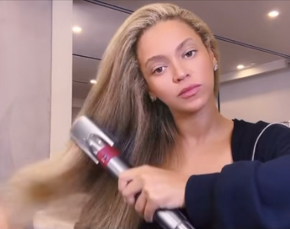 <h1 class="title">beyonce hair care routine</h1><cite class="credit">Instagram/[@beyonce](https://www.instagram.com/beyonce/), [@cecred](https://www.instagram.com/cecred/?hl=en#)</cite>