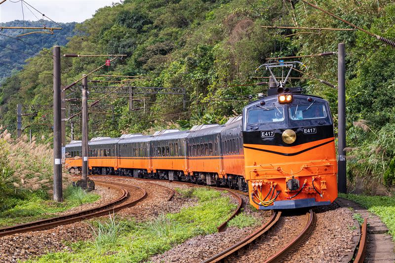 台鐵觀光列車「鳴日廚房」。（圖／台鐵公司提供）