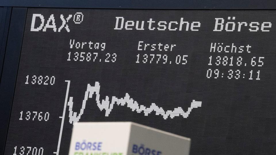 Die Kurve des Deutschen-Aktien-Index (DAX) im Handelssaal der Börse in Frankfurt. Die Menschen im Euroraum sind einer Analyse zufolge in Summe so reich wie nie - und am meisten gespart wird mit weitem Abstand in Deutschland. (Bild: dpa)