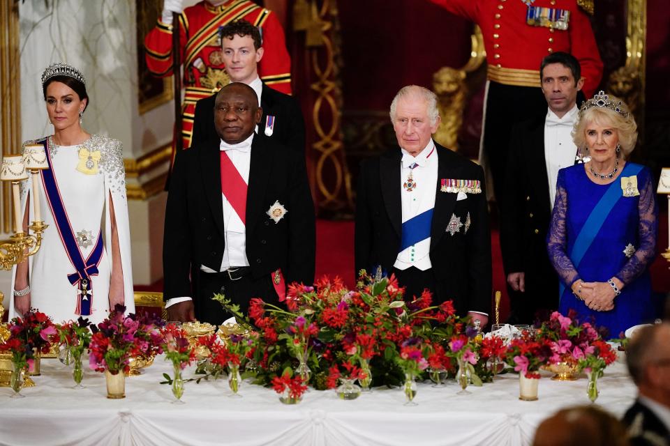 （由左至右）凱特王妃、南非總統拉瑪佛沙、國王查爾斯三世、卡蜜拉王后。（AFP）