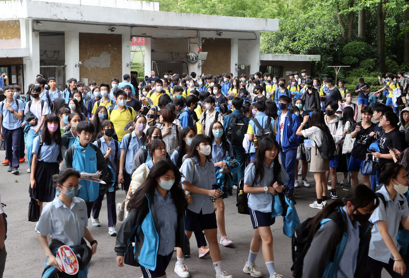 113年國中教育會考18、19日登場。圖為考前一天17日下午3時至5時開放學生看考場，學生到台北師大附中考場先確認應試環境。（中央社）