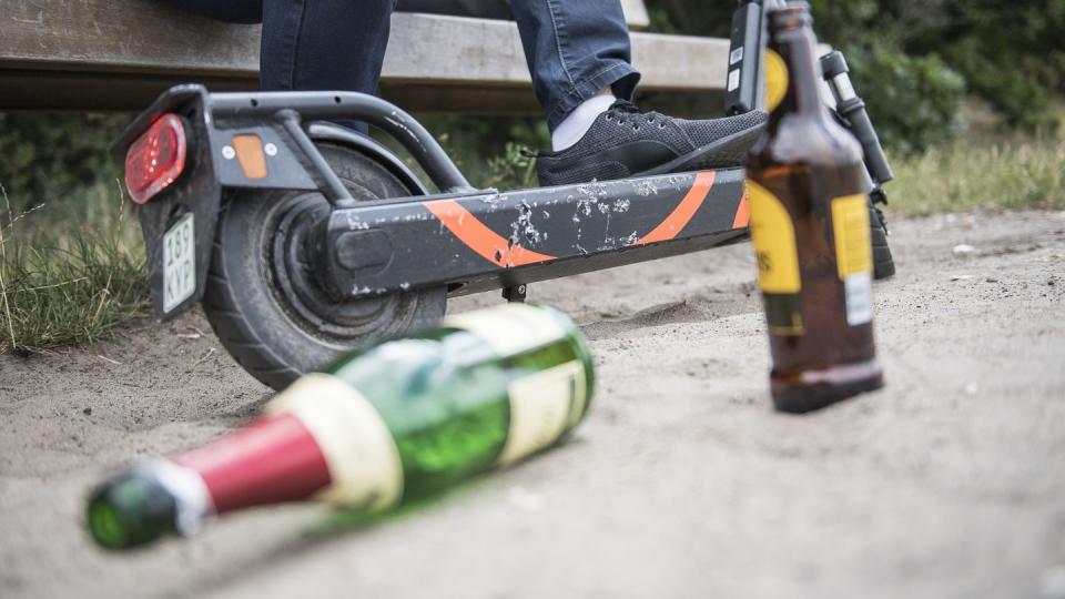 Gehaltvolle Gefahr: Für E-Scooter gelten die gleichen Promillegrenzen wie für andere Kfz. Wer sich und andere nicht in Gefahr bringen will, verzichtet besser ganz auf Alkohol im Straßenverkehr.