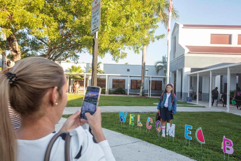 Yunaisy Remedios toma fotos de su hija Angeline Remedios, de ocho años, antes del primer día de clases en el Centro John I. Smith K-8, Doral el miércoles 17 de agosto de 2022.