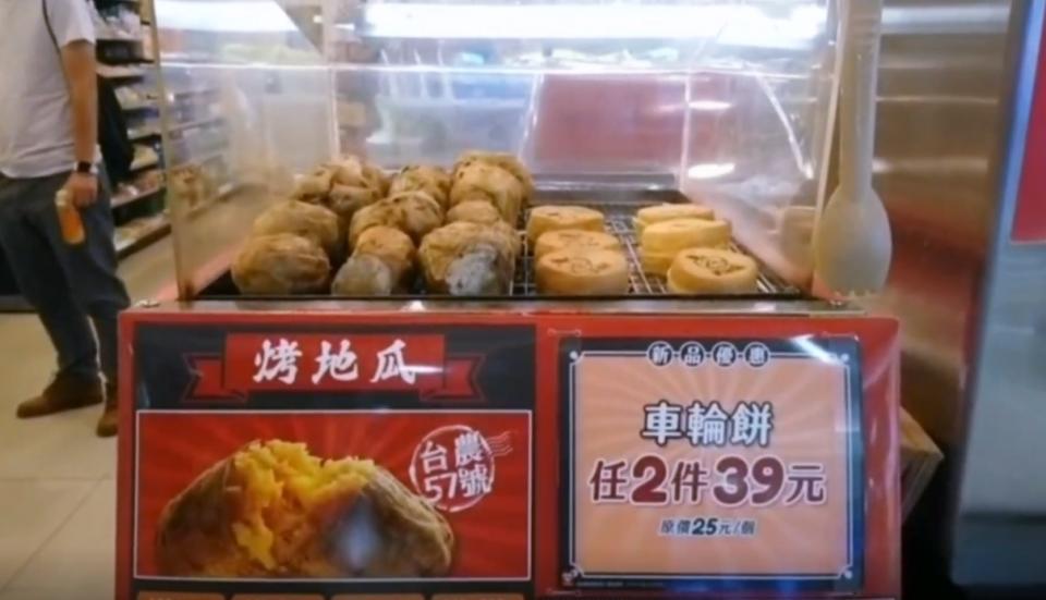 超商的車輪餅和地瓜放在同一區，販售前店員會將紅豆餅放入烤溫加熱。（圖／東森新聞）