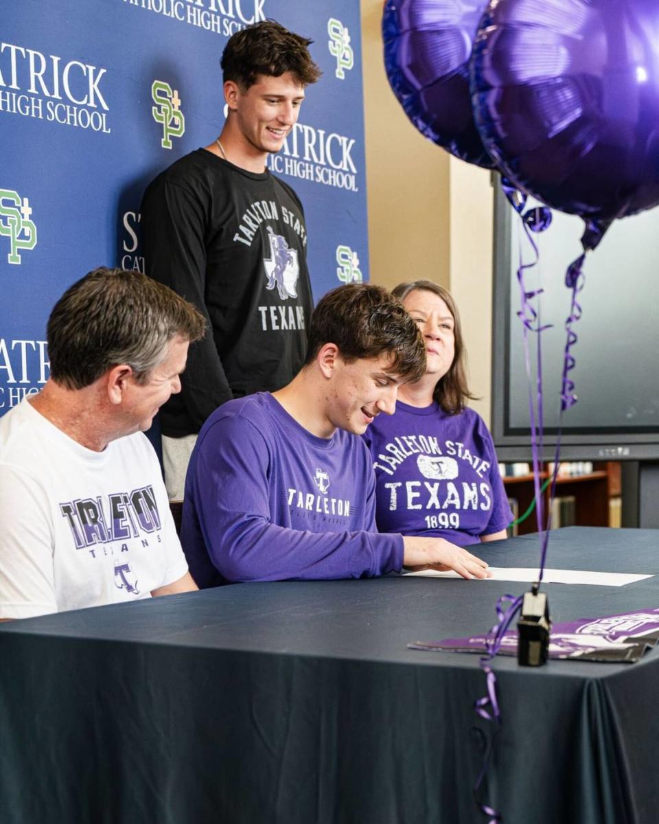 Matt Krass puts pen to paper at Tarleton State during his signing day ceremony at St. Patrick High School. Steven Duong/Southside Hoops