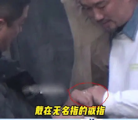 ▲李亞鵬（左）向友人曬出左手無名指上的戒指。（圖／翻攝微博）