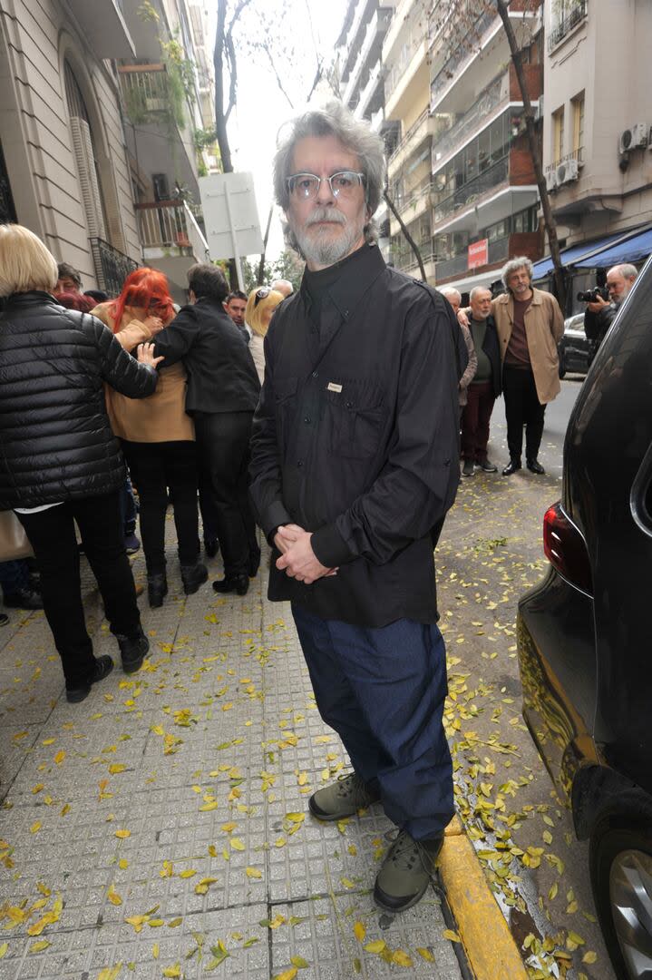 El hijo del dramaturgo, Mariano Cossa, fue el encargado, junto al autor Sergio Vainman, de transportar los restos desde el hall de la sede de Argentores hasta el coche fúnebre