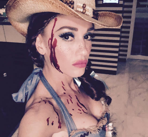 Gwen Stefani se fantasiou de cowgirl ensanguentada e posou para a foto com uma expressão amedrontadora. (Reprodução/ Instagram)